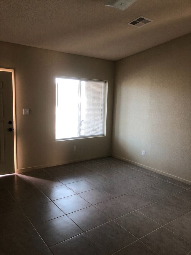 Building Photo - Beautiful Home in Saguaro!