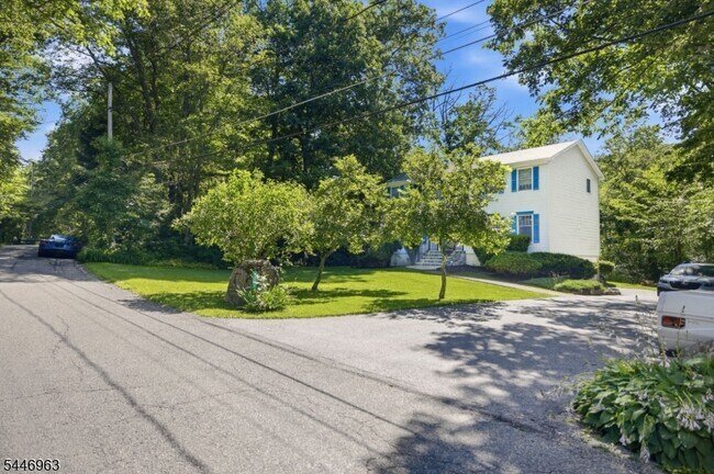 Foto del edificio - 2057 Lakeside Dr W