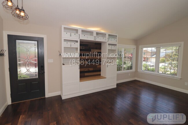 Building Photo - 4 BED 2 BATH HOME WITH SOLAR AND LARGE BAC...