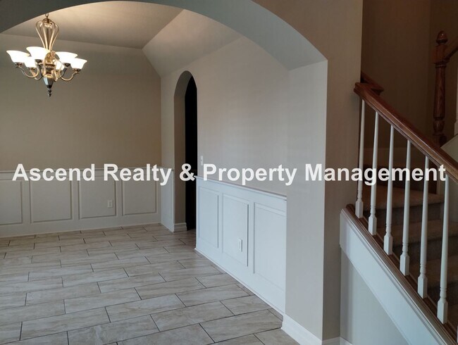 Building Photo - Elegant & Spacious 4 Bed & Bonus Home Buil...