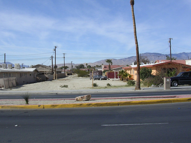 Junto al edificio y Vacant para niños - 13063 Palm Dr