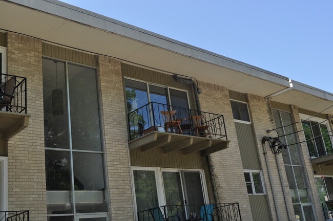 Building Photo - 2811 Pembroke Ln