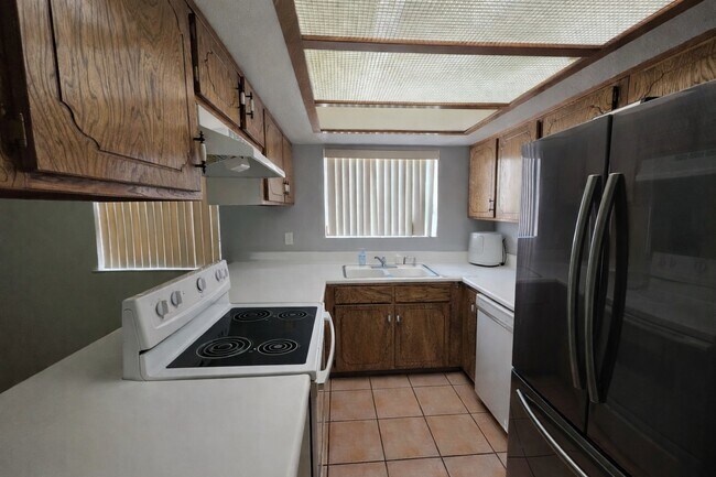 Foto del edificio - 1625 W Hillside Pl