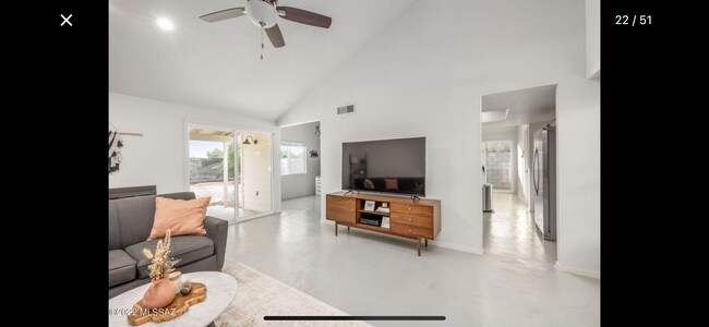 Building Photo - Gorgeous Remodeled Home w/Community Pool i...