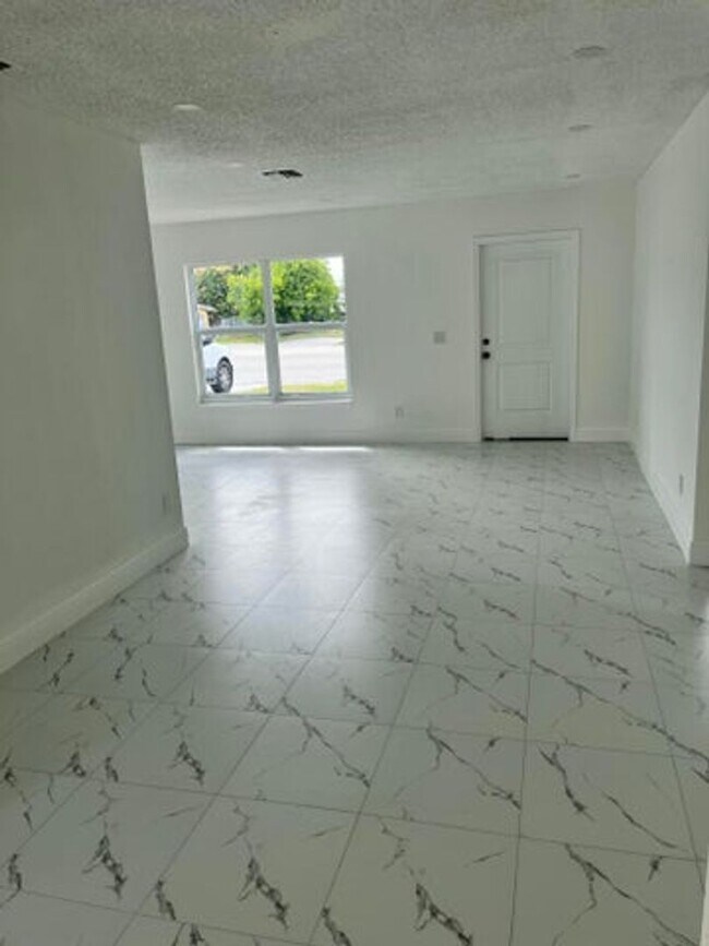 Foto del edificio - 2747 Summit Blvd