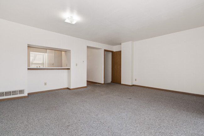 Building Photo - 1121 W Hillcrest Dr