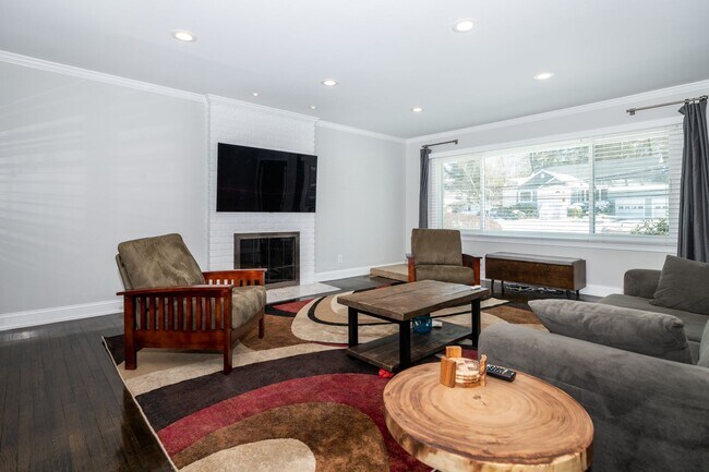 Building Photo - Beautiful 3BD 3BA home in Rye Brook!