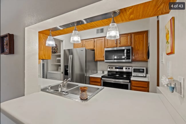 Building Photo - Downtown Third-Floor Penthouse Condo