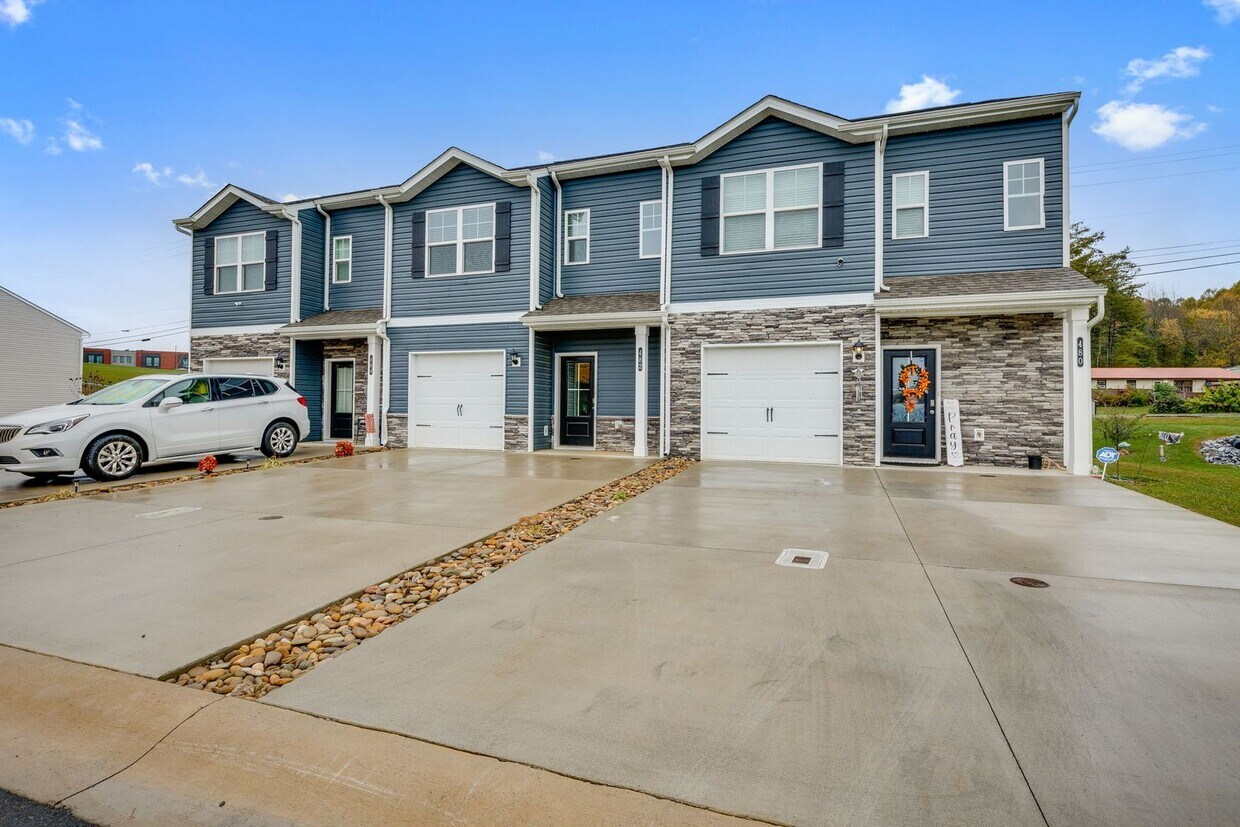 Foto principal - New 3BR Townhome in Saylor’s Place – Modern Finishes & Prime Jonesborough Location