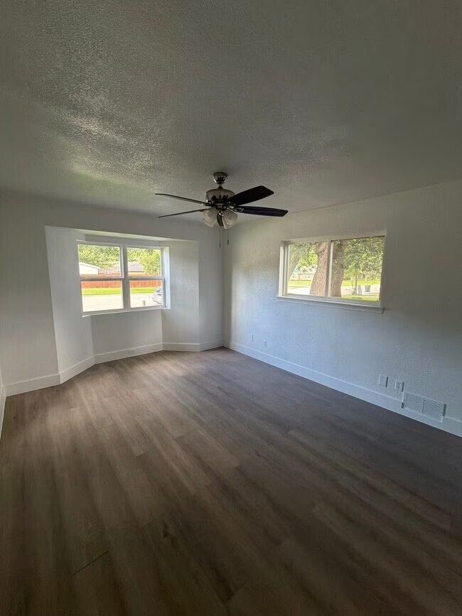 Building Photo - 550 Glen Oaks Blvd