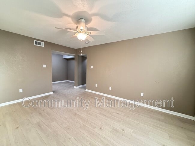 Building Photo - 2150 N Sherwood Forest Dr