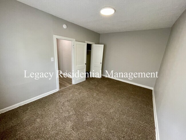 Foto del edificio - 5140 E Washington St