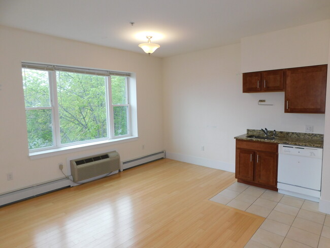Building Photo - 505 Pleasant St