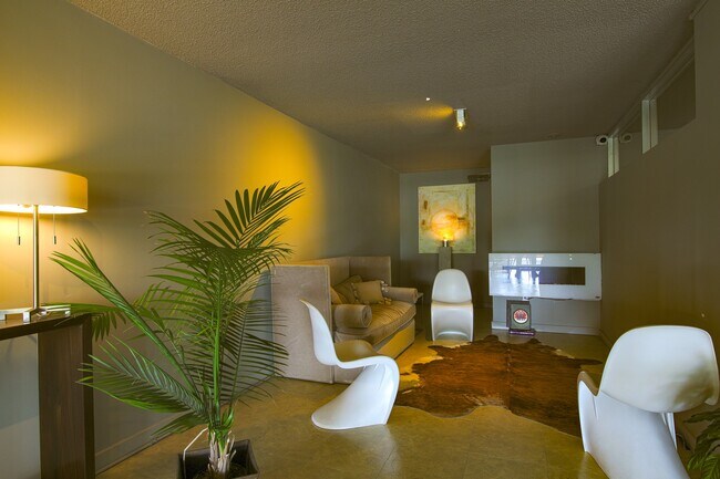 Common Sitting Area - 3080 Walnut Grove Rd