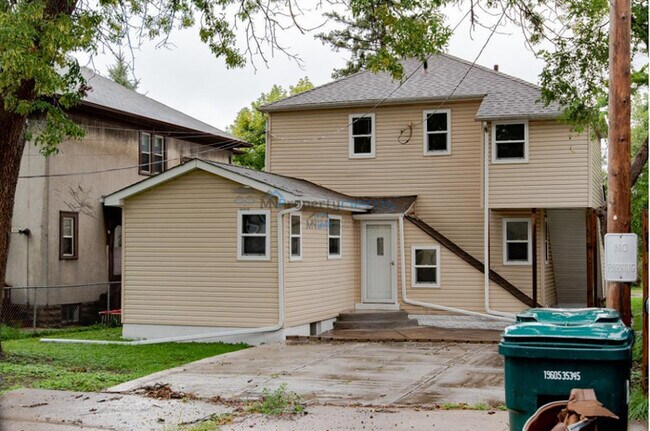 Building Photo - REMOLDED 3 BED AND 1 BATH LOCATED IN COLOU...