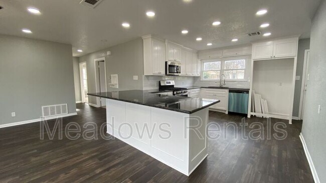 Building Photo - 1000 N 61st St