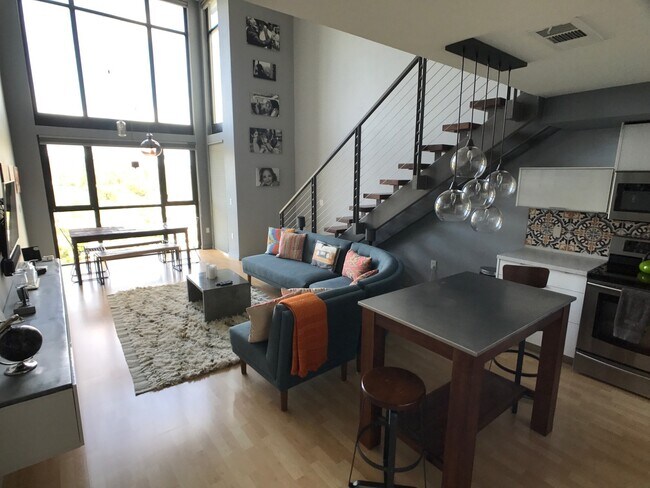 Building Photo - Top Floor Loft Style 1 Bedroom in Cortez Hill!