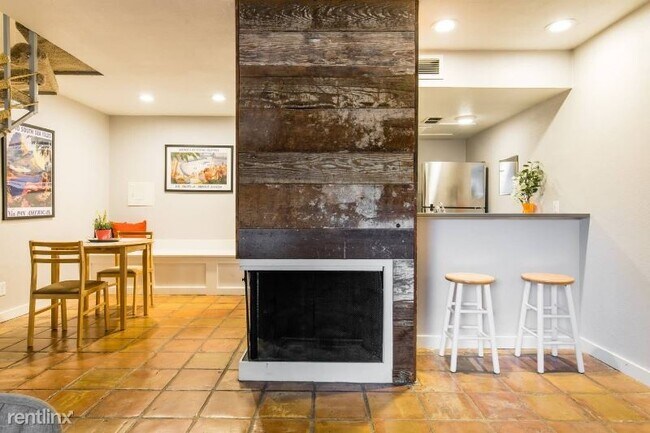 Foto del edificio - 1 br, 1 bath Condo - 2702 Douglas Ave