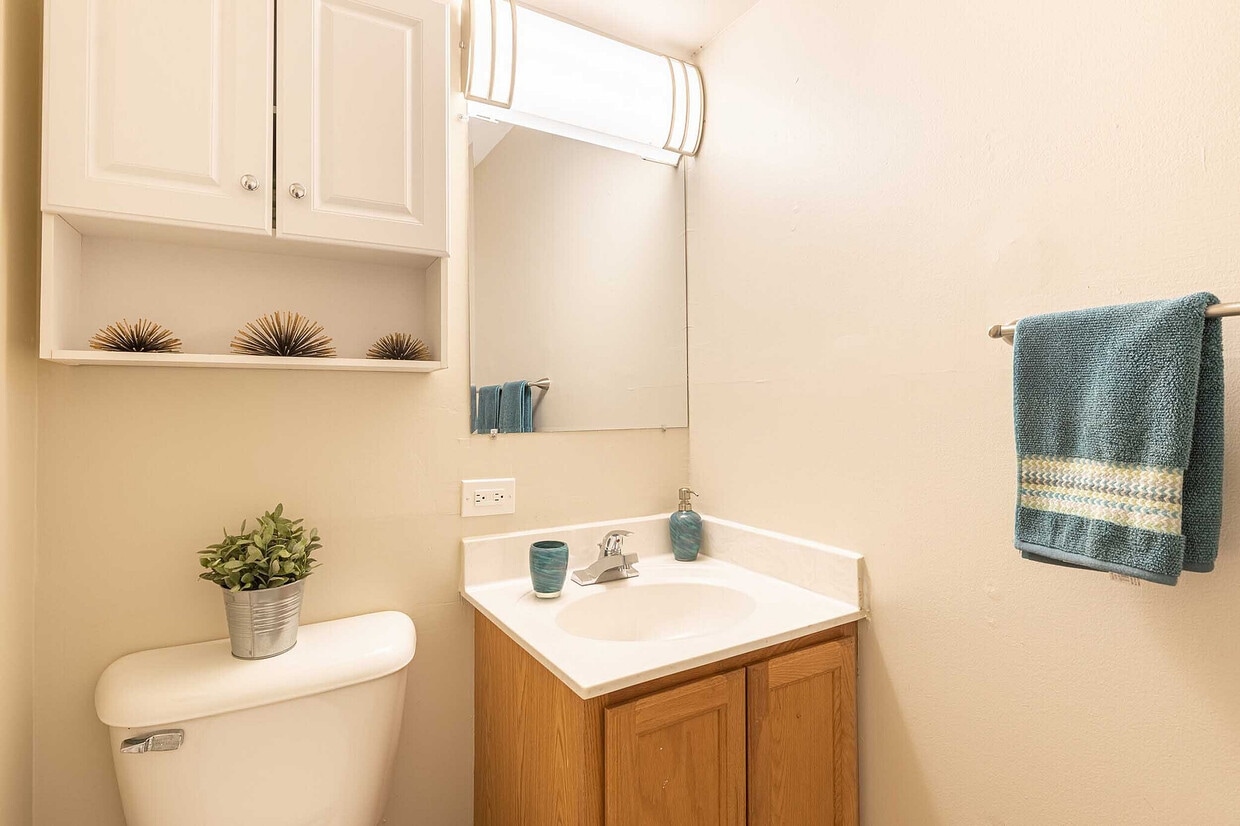 Building Photo - 3br-15ba---1046sf bathroom