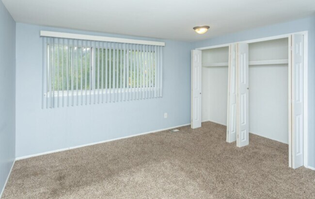 Dormitorios espaciosos - Kings Pointe Apartments - Warren, MI