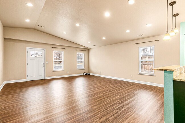 Foto del edificio - Stunning remodeled home with fully fenced backyard and central AC!