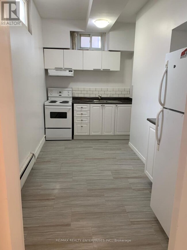 Building Photo - 142 Emerald St S