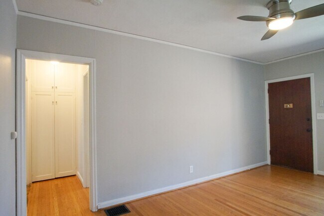 Foto del edificio - Heart of NW: Charming 1-Bedroom Ready Late...