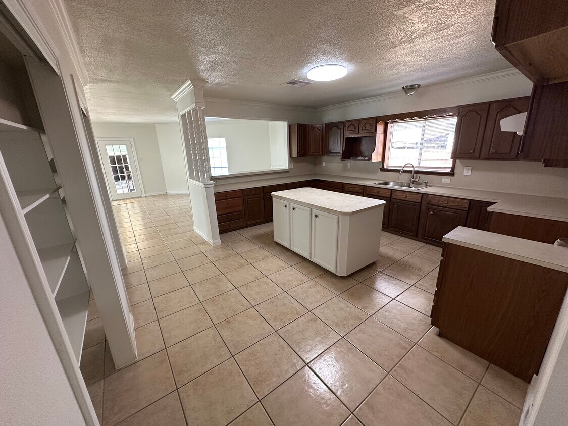 Foto principal - 7811 Helmers St