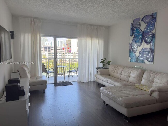 Building Photo - 300 Bayview Dr