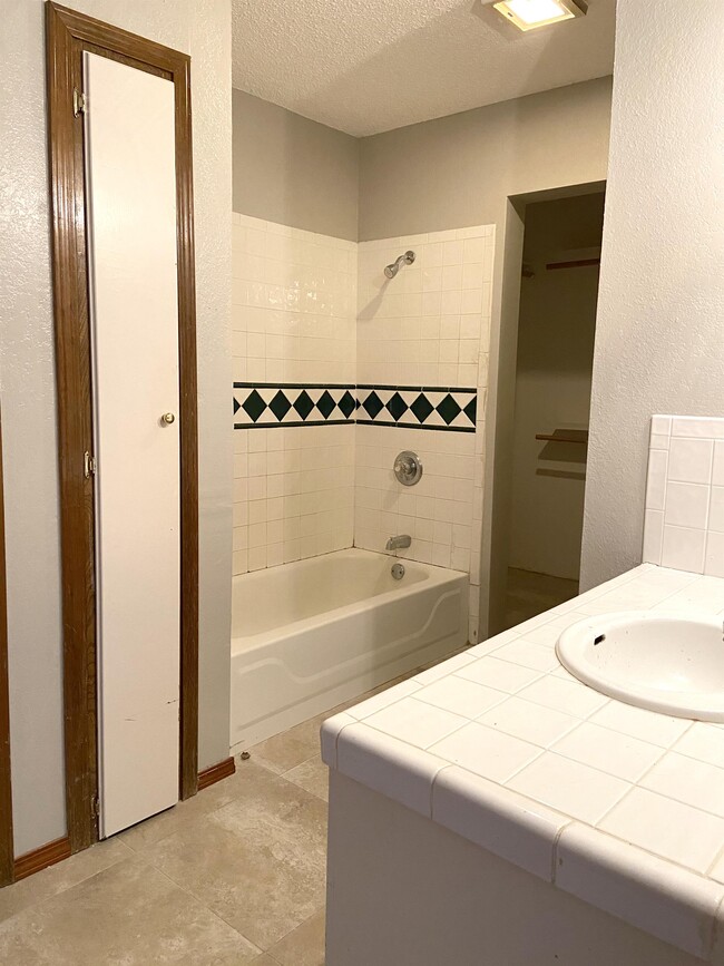 Foto del edificio - 1815 Nightingale Cir