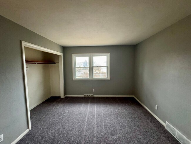 Foto del edificio - All Utilities Paid – Top-Floor Studio with Parking Outside Door – $850