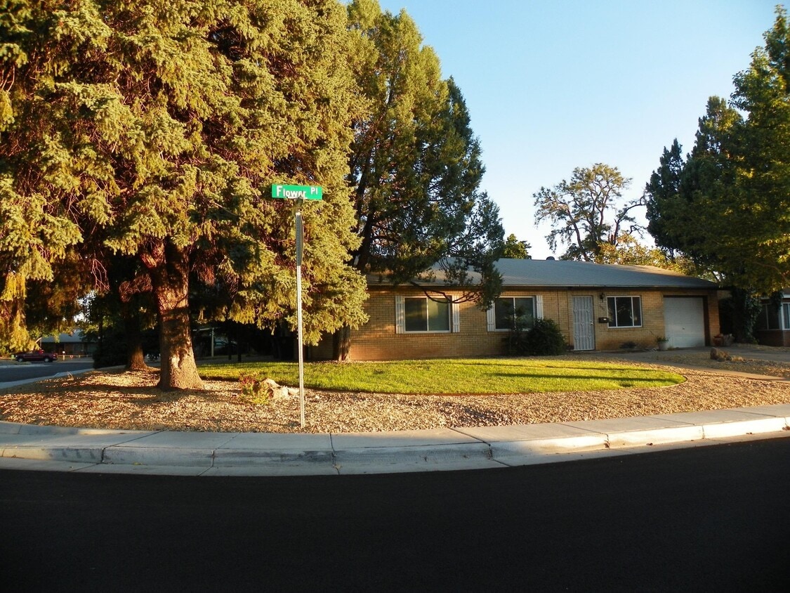 Primary Photo - 8522 Flower Pl NE