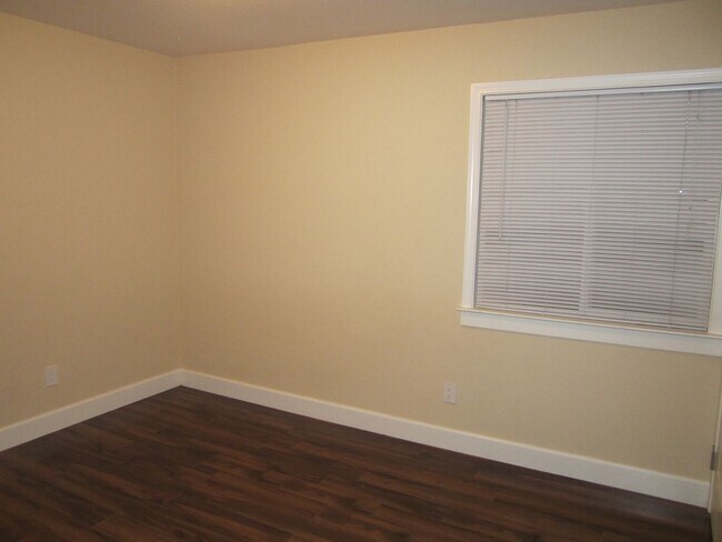 Building Photo - 2 Bedroom / 1 Bathroom Townhome in Bay Point