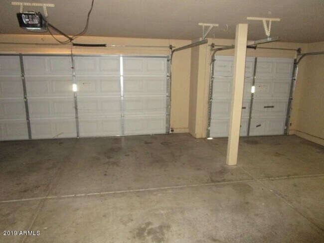 Foto del edificio - Nice 3 bedroom with pool and three car garage!