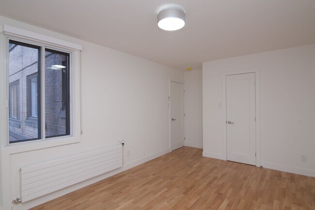 Photo du bâtiment - 4505 Dupuis Avenue