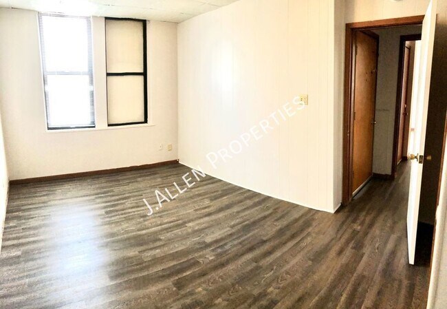 Foto del edificio - Spacious 2 bed in Charming Building