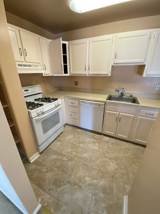 200 Erin Way Unit 204, Reisterstown, MD 21136 Condo for Rent in