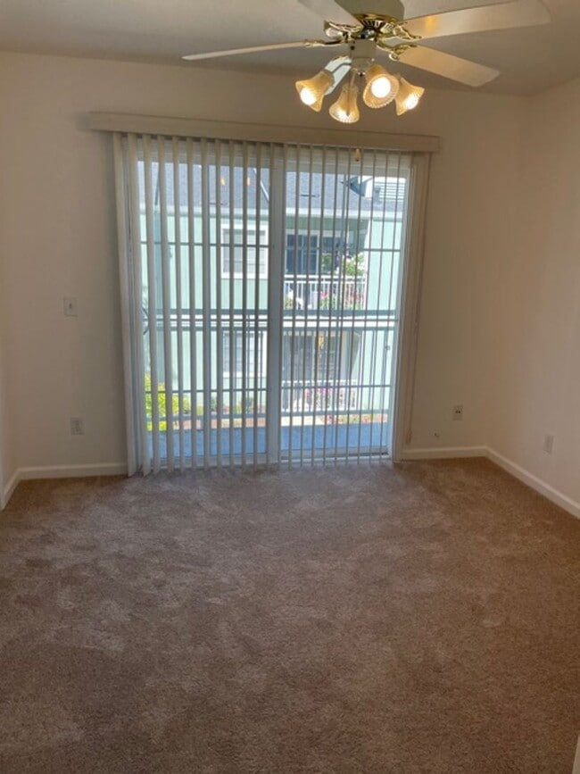 Foto del edificio - 1 Bed/1 Bath Upstairs Apartment in Gated SR Complex.