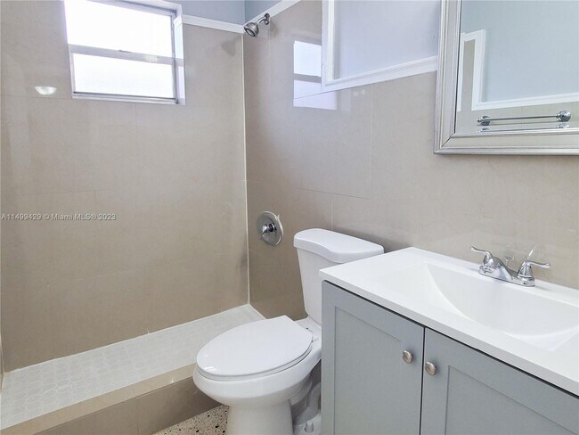 Foto del edificio - 355 W 10th St