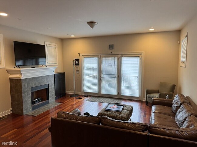 Foto del edificio - 5 br, 3.5 bath House - 2332 West Morse Avenue