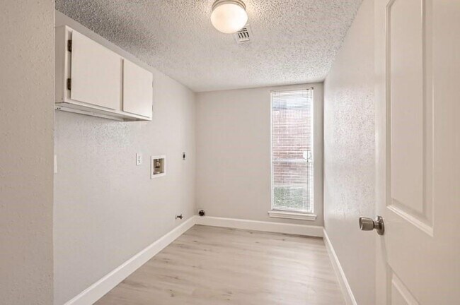 Building Photo - 4255 Bridledon Ln