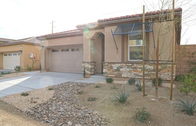 Building Photo - 73593 Travers St