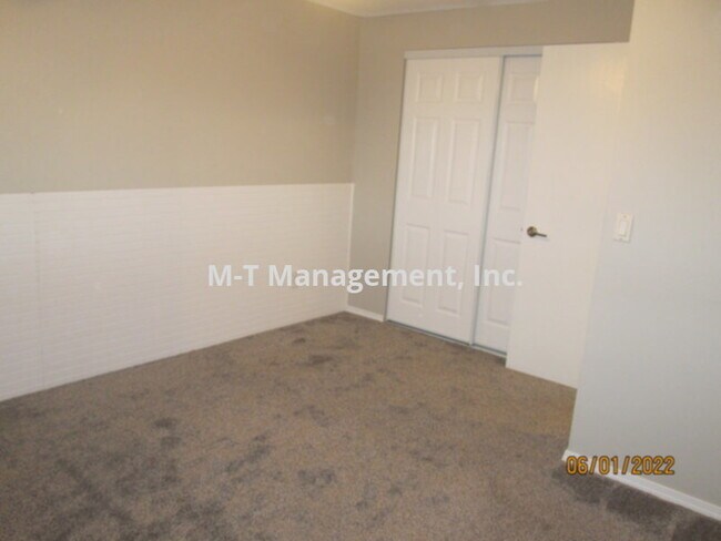 Building Photo - NW 4 BR/3 BATH SPLIT ENTRY HOUSE + 3 CAR G...