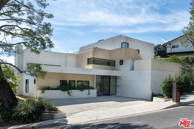 Building Photo - 2501 Banyan Dr