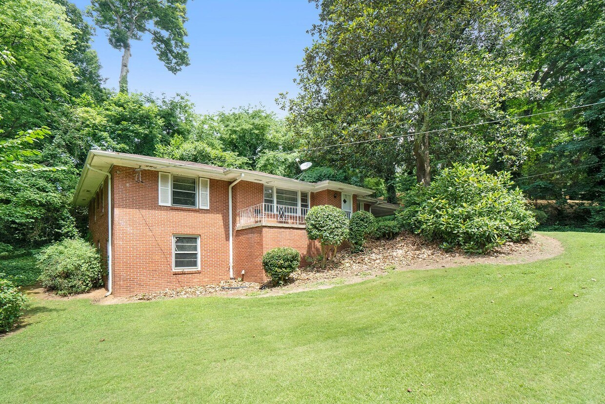 Foto principal - 702 Luckie Ln NE