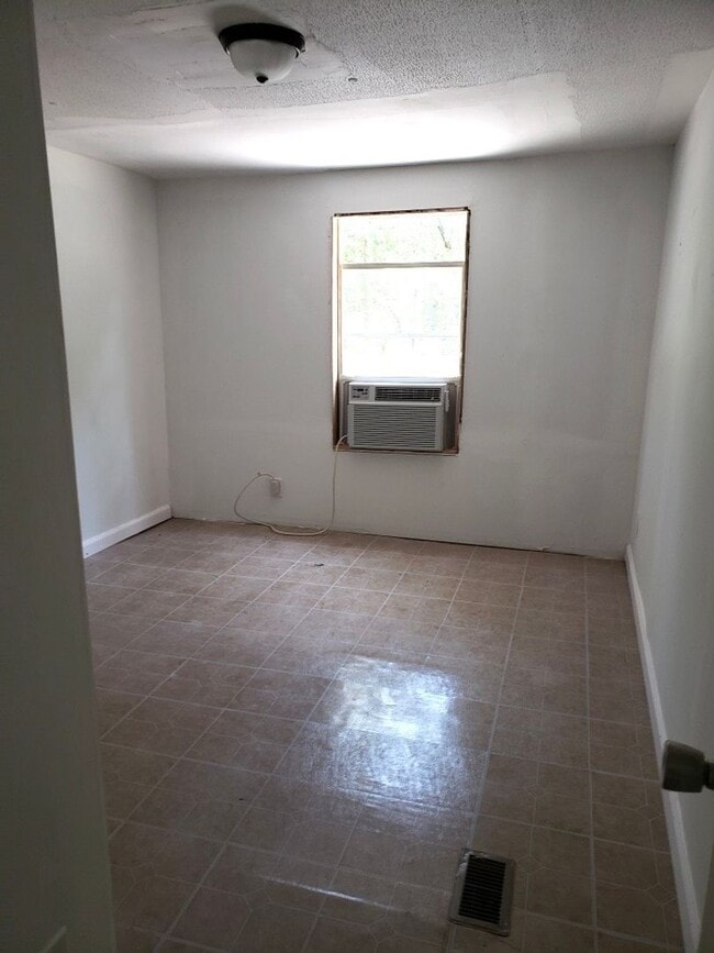 Building Photo - APPROVED SECTION 8 VOUCHERS APPLY NOW! Rent this 3 Bedroom in Trenton!