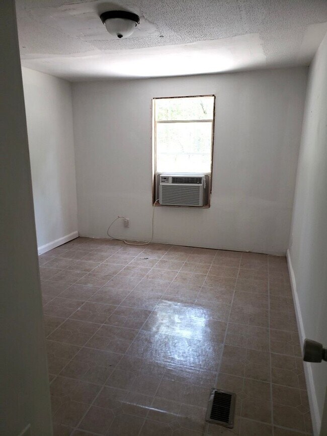 Foto del edificio - APPROVED SECTION 8 VOUCHERS APPLY NOW! Rent this 3 Bedroom in Trenton!