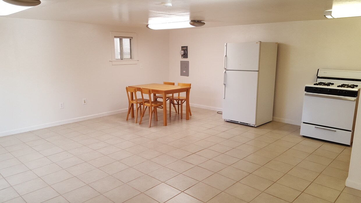 kitchen & living room area - 920 S 6th St