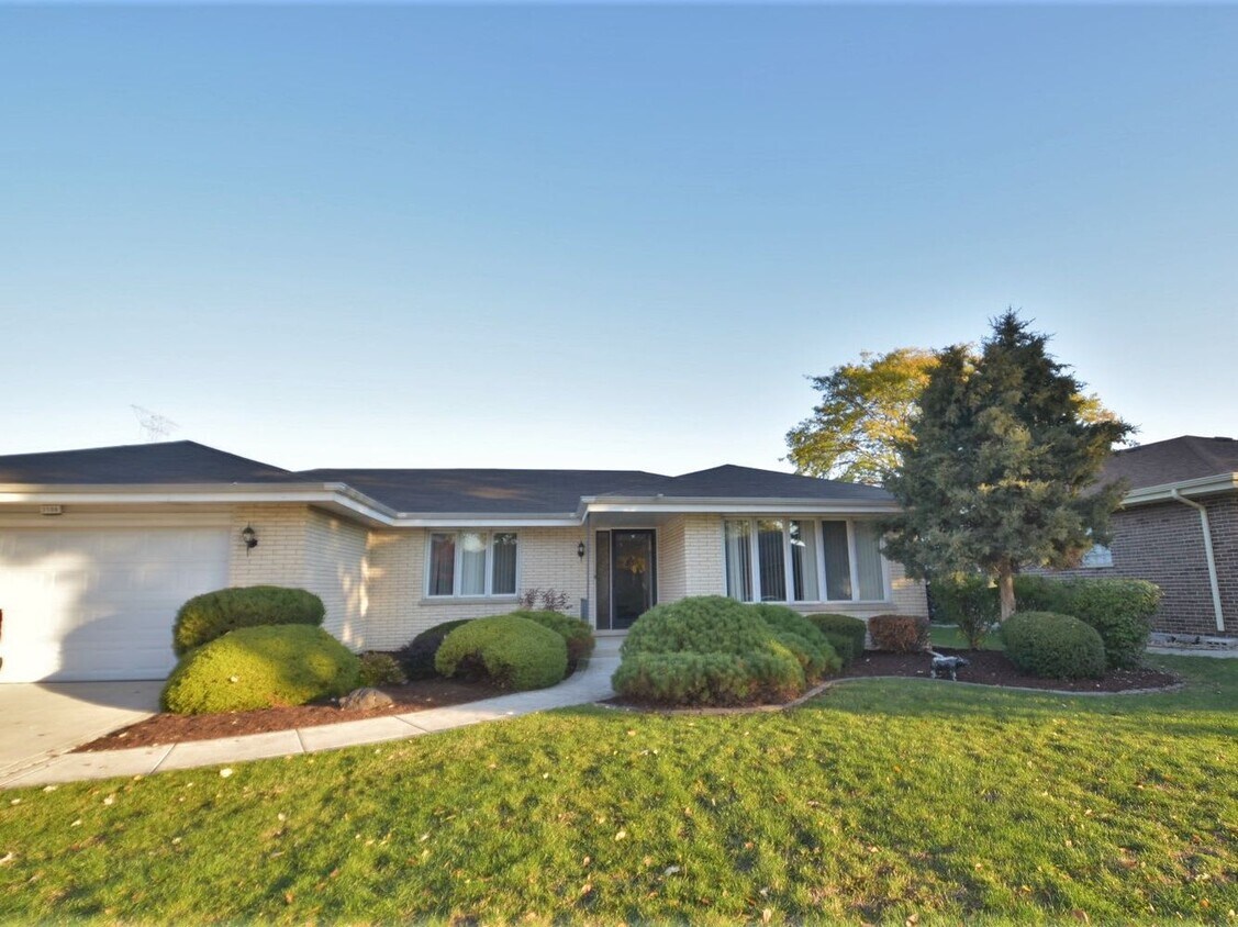 7708 Chestnut Dr House Rental in Orland Park, IL