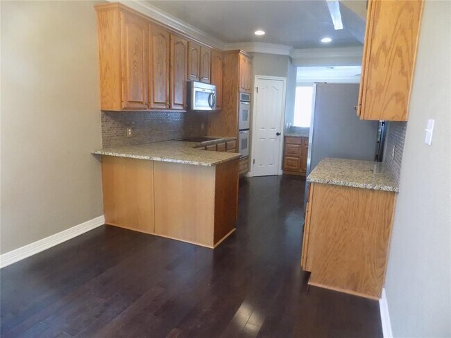 Building Photo - 30202-300ak Oak Tree Dr